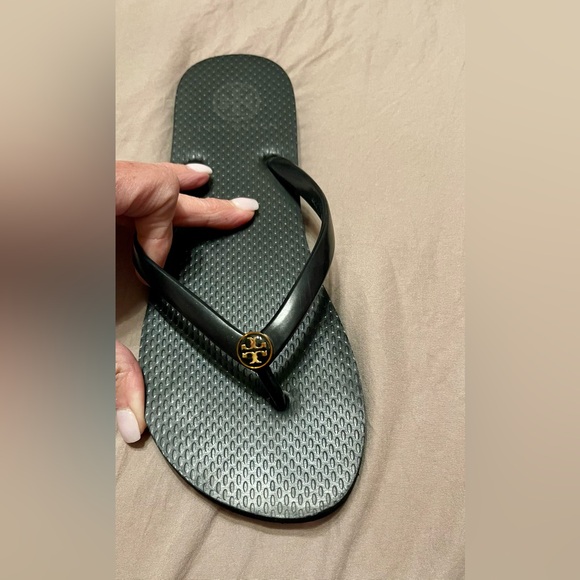 NWOT- 🖤 Tory Burch Black Flip Flops - Picture 2 of 4
